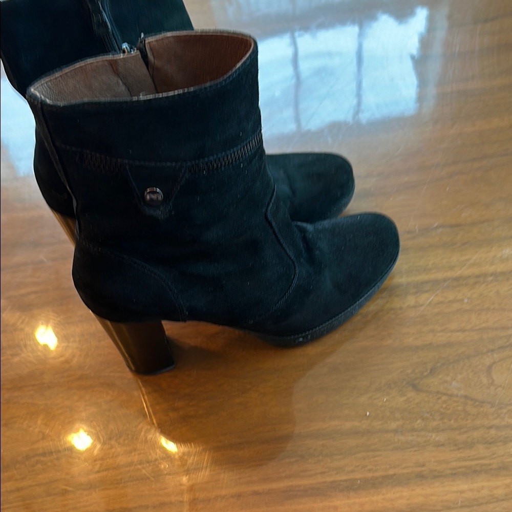 Nero Giradini Dark Navy suede boots with high heels, very comfortable. Italian